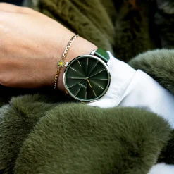 Goudkleurige armband met groene bloem bedeltje