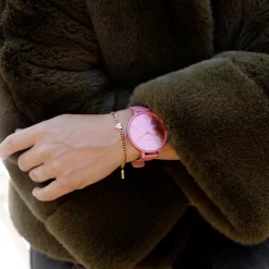 Goudkleurige armband met roze hart bedeltje