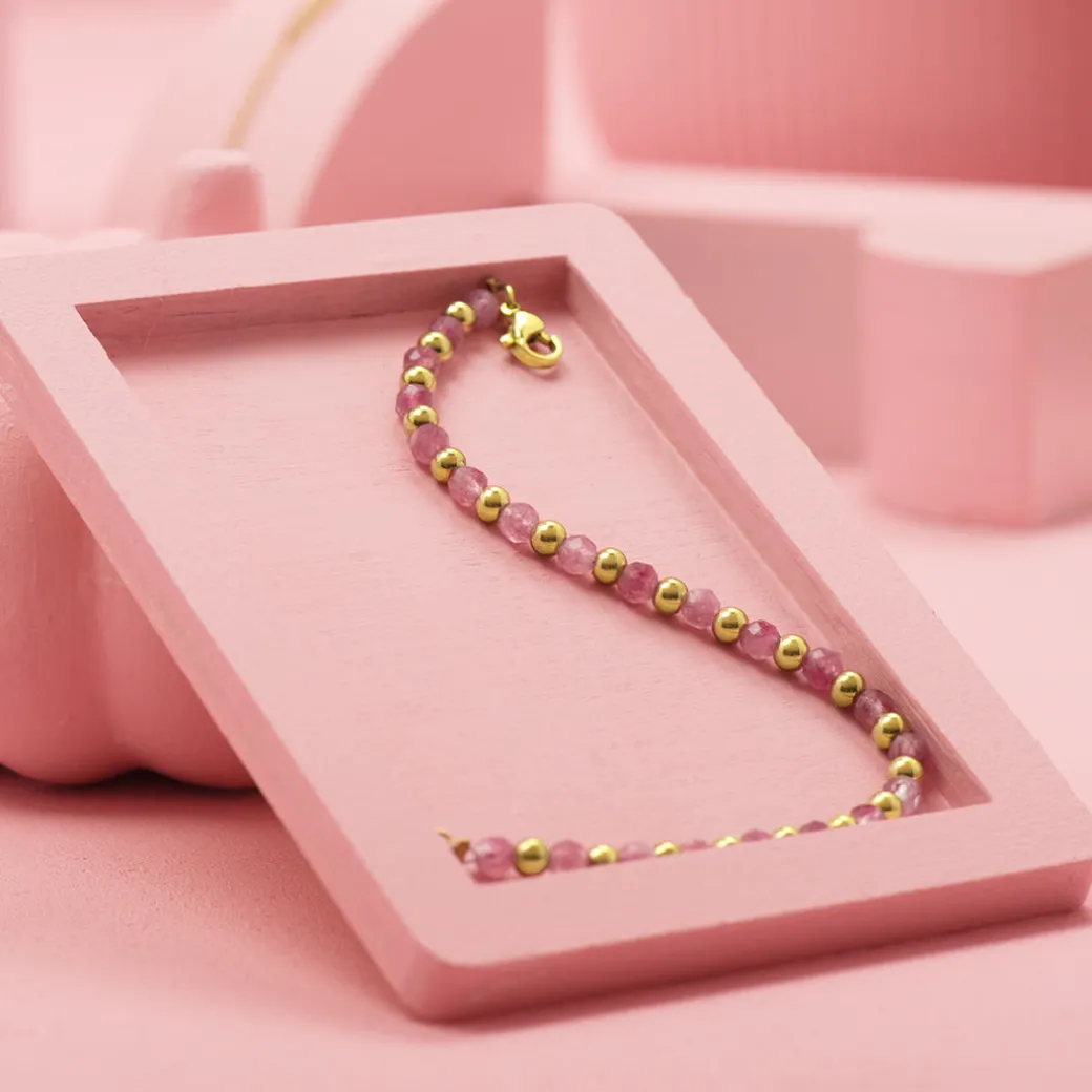 Goudkleurige armband met roze natuursteentjes