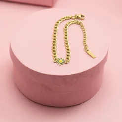 Goudkleurige armband met groene bloem bedeltje