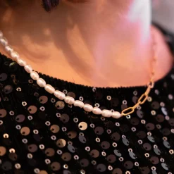 Goudkleurige ketting met parels