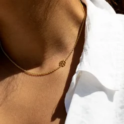 Goudkleurige ketting met een klaver