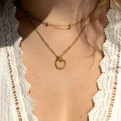 Goudkleurige ketting met een appel