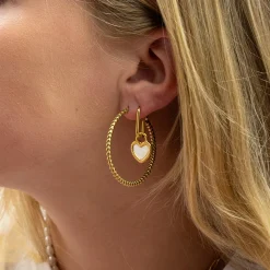Goudkleurige oorbellen met zwart en witte hart