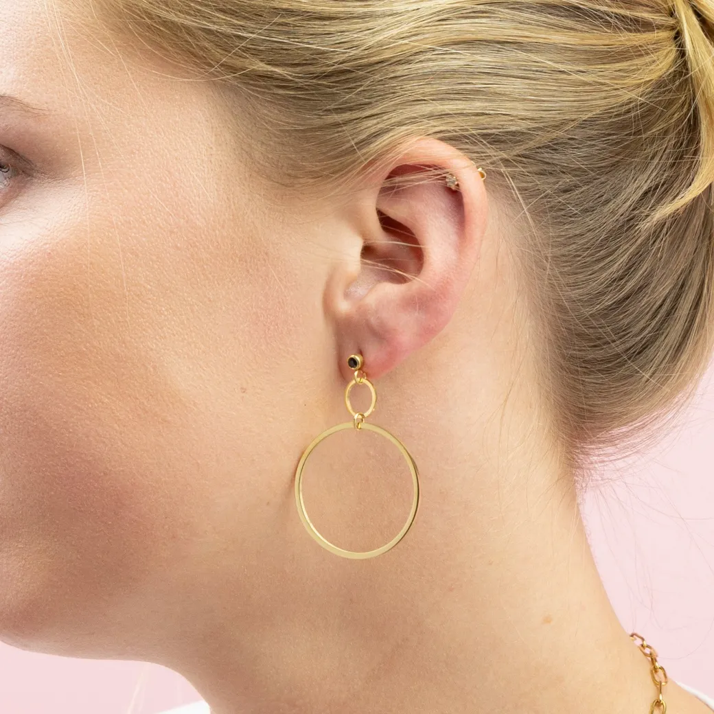 Goudkleurige oorbellen met twee ringen en een zwarte strass