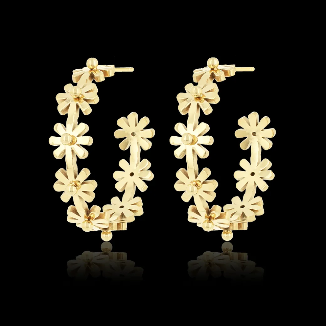 Goudkleurige oorringen met bloemen