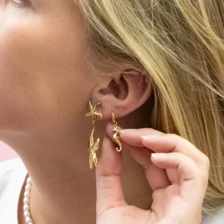 Goudkleurige oorringen met zeepaard bedeltje