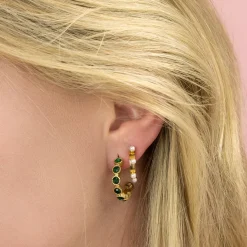 Goudkleurige oorringen met groene strass steentjes