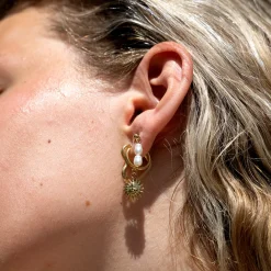 Goudkleurige oorringen met zon bedeltje