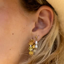 Goudkleurige oorringen met bloemen
