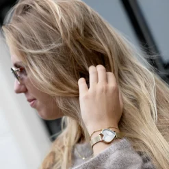 Goudkleurige OOZOO horloge met metalen mesh armband - C11416