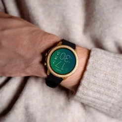 Goudkleurige OOZOO smartwatch met zwarte rubber band - Q00301