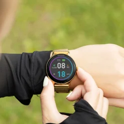 Goudkleurige OOZOO smartwatch met goudkleurige metalen mesh armband - Q00136
