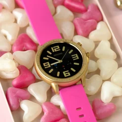 Goudkleurige OOZOO smartwatch met framboos roze rubber band - Q00320