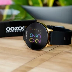 Goudkleurige OOZOO smartwatch met zwarte rubber band - Q00120