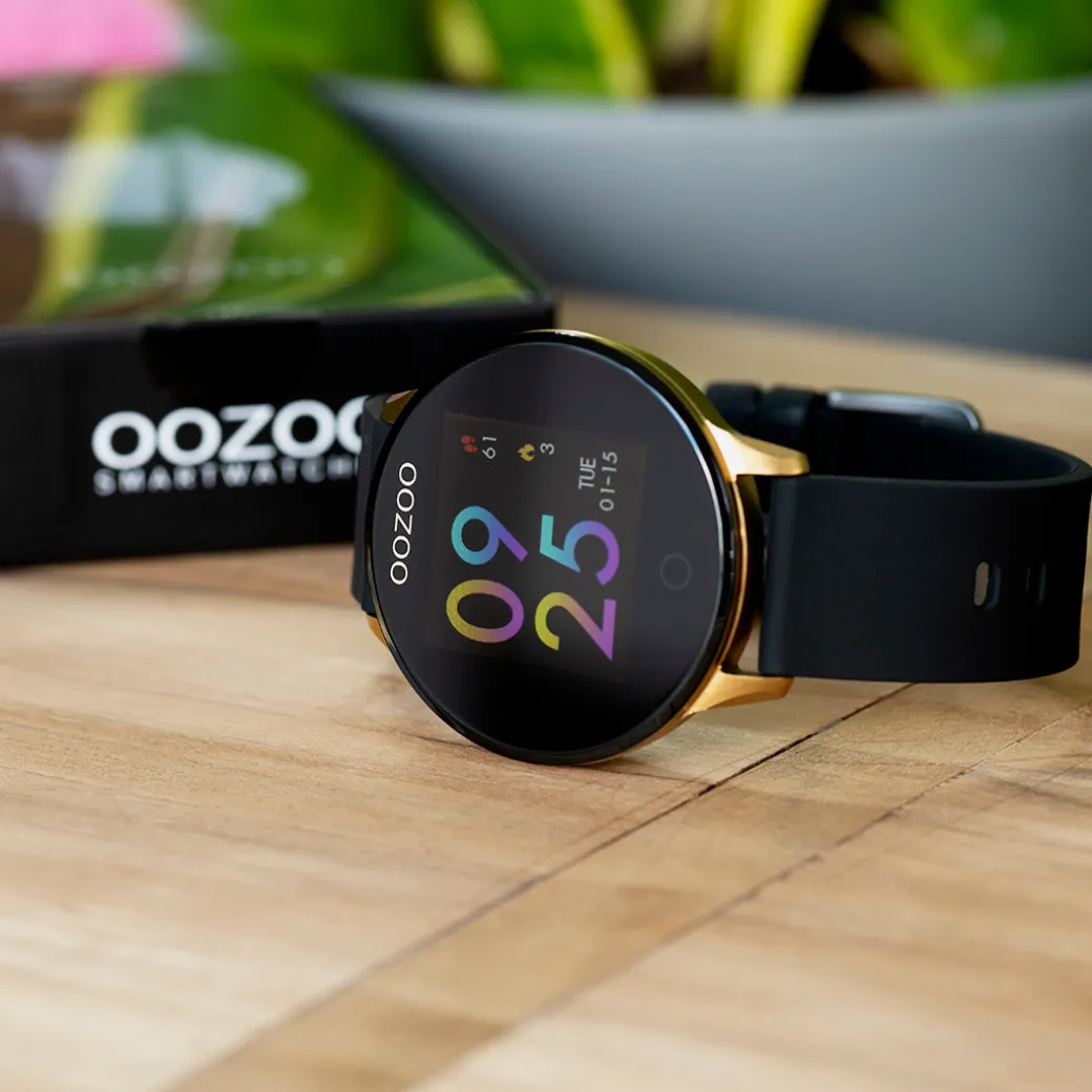 Goudkleurige OOZOO smartwatch met zwarte rubber band - Q00120