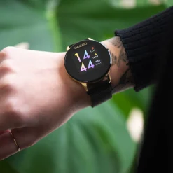 Goudkleurige OOZOO smartwatch met zwarte metalen mesh armband - Q00122