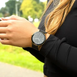 Goudkleurige OOZOO smartwatch met zwarte rubber band - Q00132