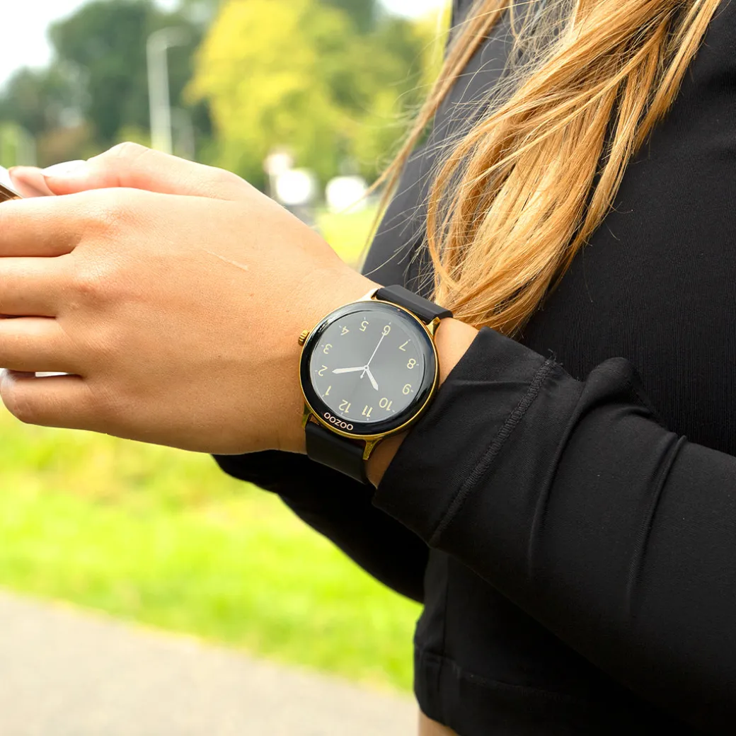 Goudkleurige OOZOO smartwatch met zwarte rubber band - Q00132