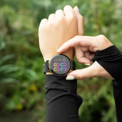 Goudkleurige OOZOO smartwatch met zwarte metalen mesh armband - Q00137