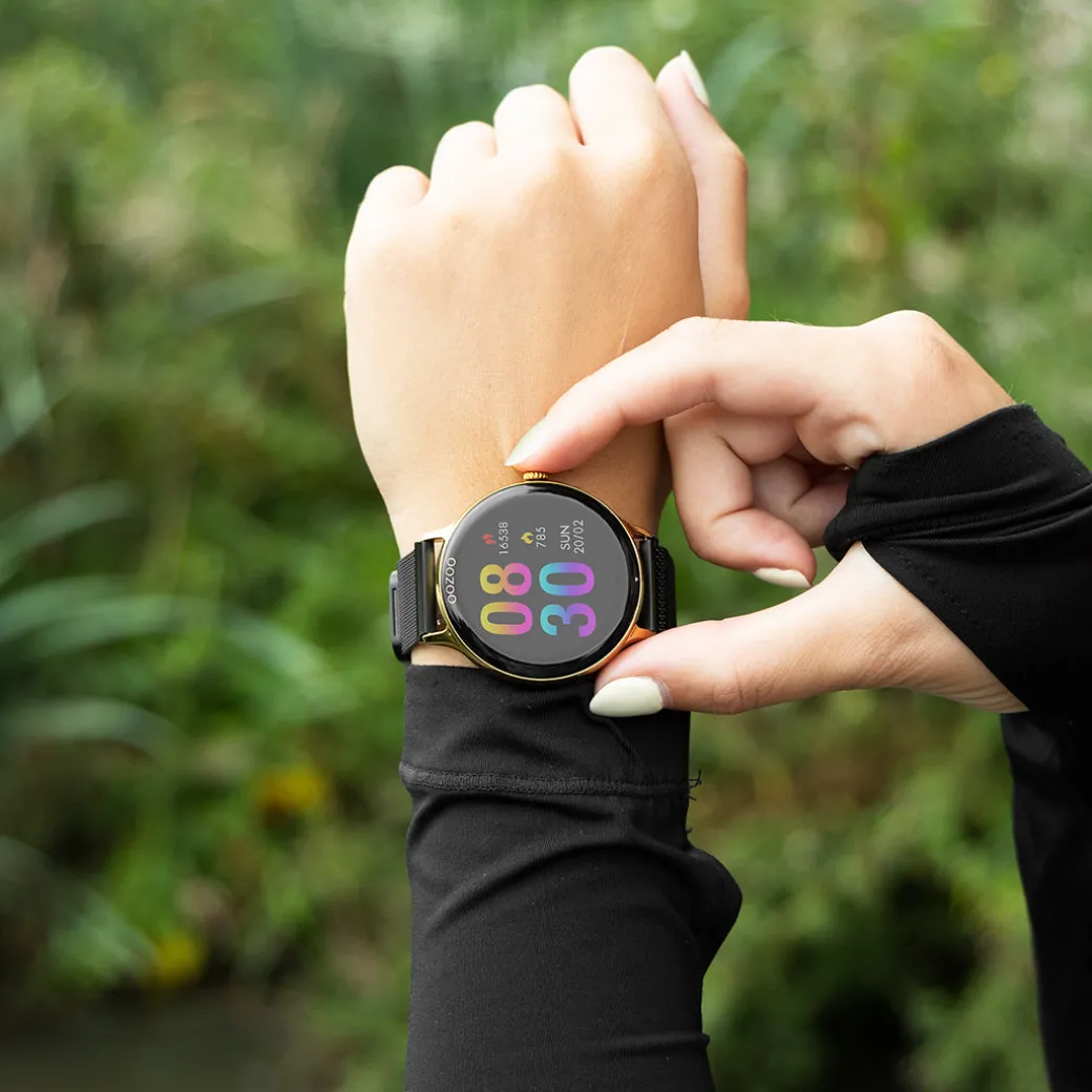 Goudkleurige OOZOO smartwatch met zwarte metalen mesh armband - Q00137