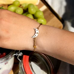 Goudkleurig/witte armband met een maan bedeltje