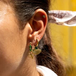 groene oorringen met goud klaver bedel