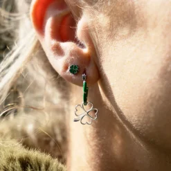 groene oorringen met Zilverkleurige klaver bedel