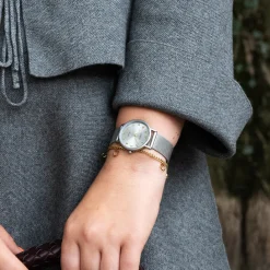 Licht grijze OOZOO horloge met metalen mesh armband - C20381