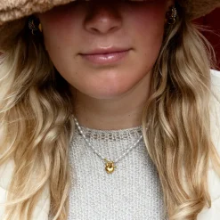 parel ketting met hart en zwart strass steentje
