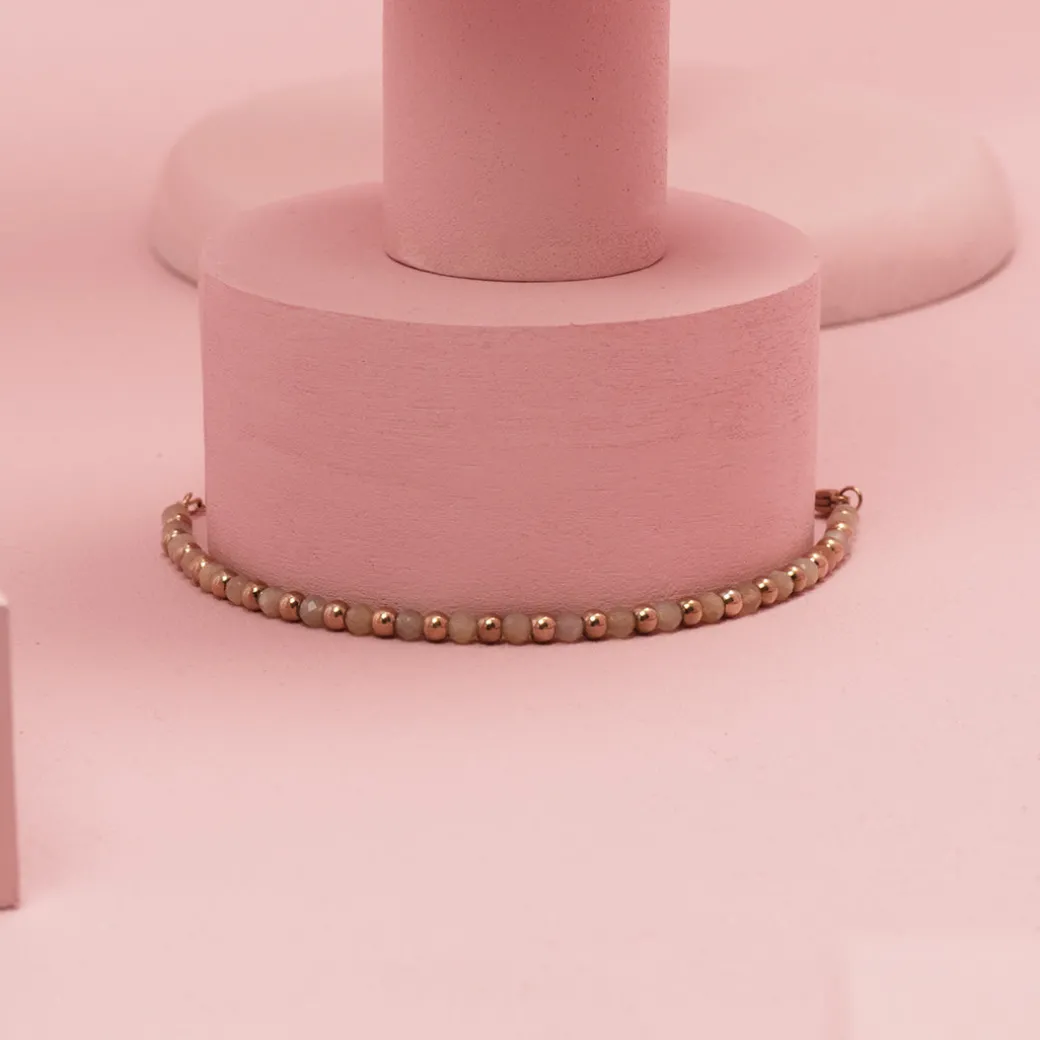 Rosé goudkleurige armband met roze natuursteentjes