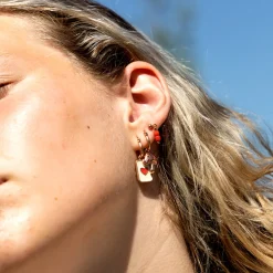 Rosé goudkleurige oorbellen met rode kraaltjes