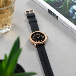 Rosé goudkleurige OOZOO smartwatch met zwarte rubber band - Q00303