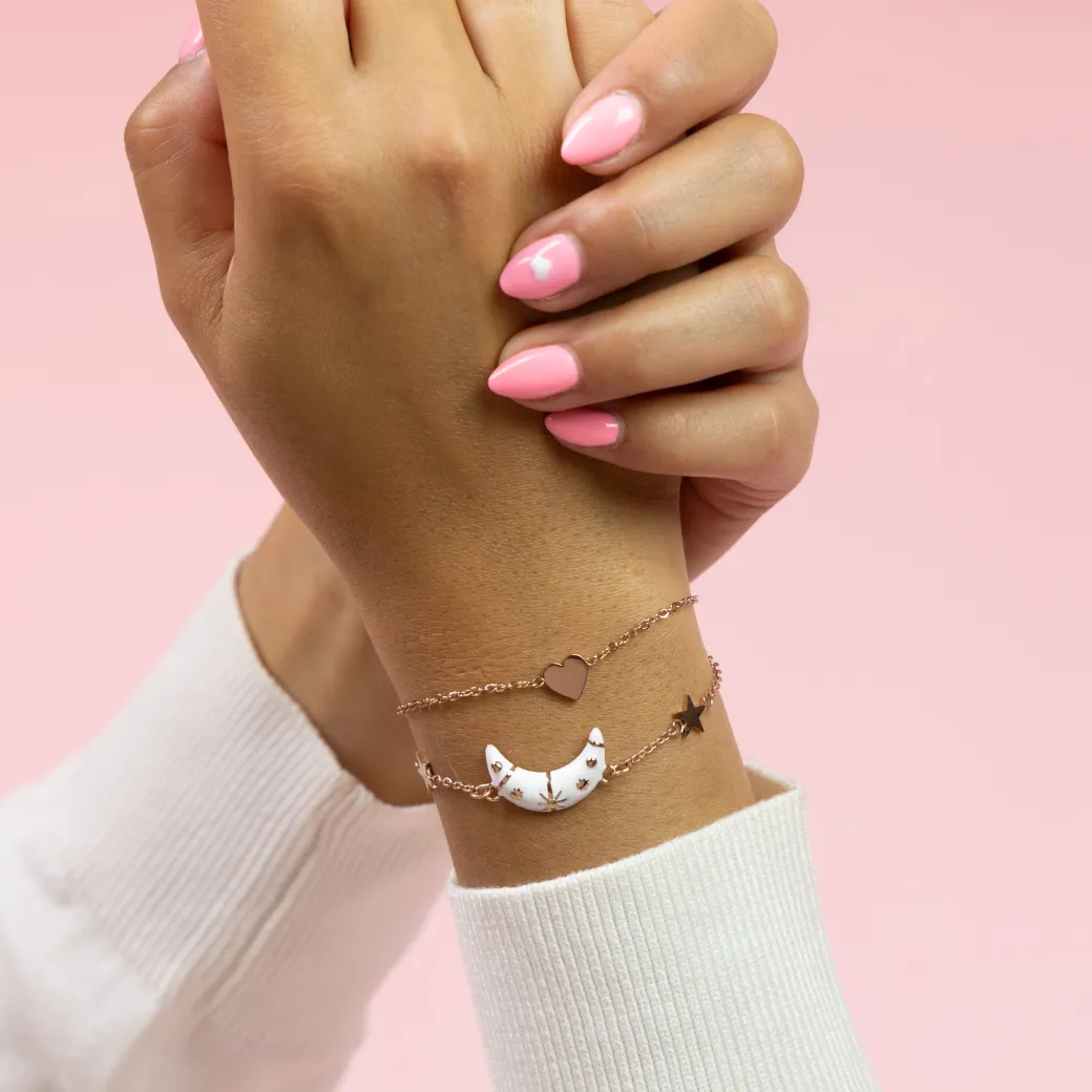 Rosé goudkleurig/witte armband met een maan bedeltje