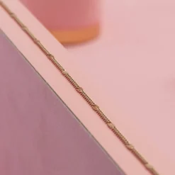 Rosé kleurige armband met klassiek detail