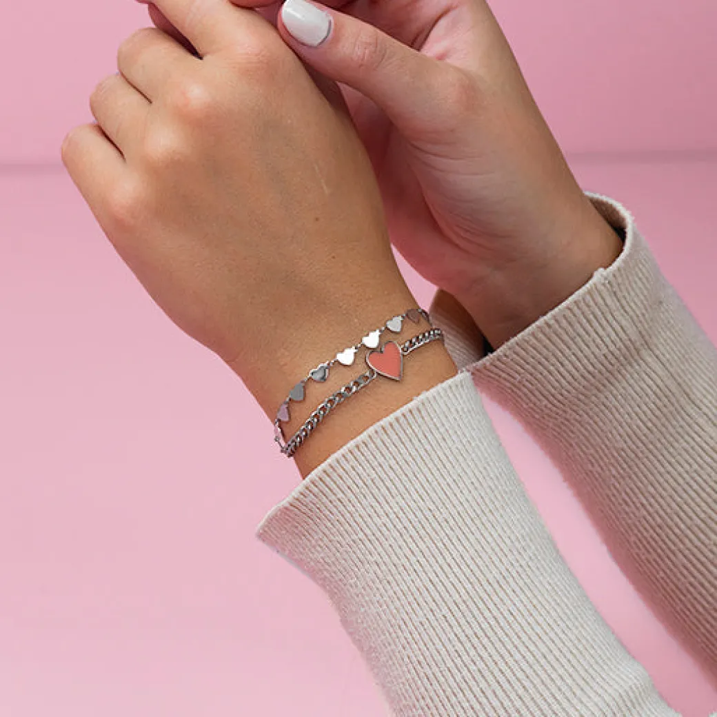 Zilverkleurige armband met rood hart bedeltje