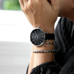 Zilverkleurige armband met zwarte natuursteentjes