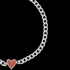 Zilverkleurige armband met rood hart bedeltje
