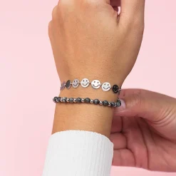 Zilverkleurige armband met zwarte natuursteentjes