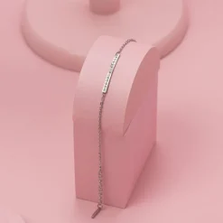 Zilverkleurige armband met strass steentjes