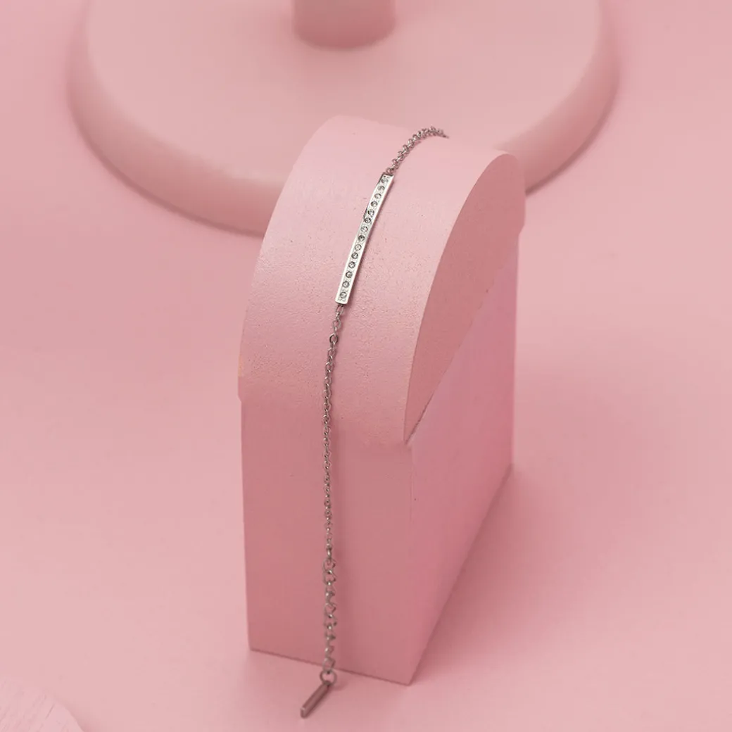 Zilverkleurige armband met strass steentjes