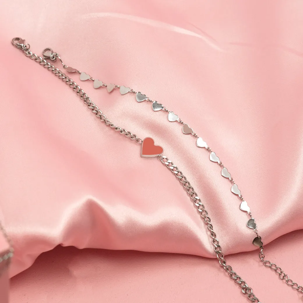 Zilverkleurige armband met rood hart bedeltje