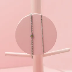 Zilverkleurige armband met blauwe bloem bedeltje