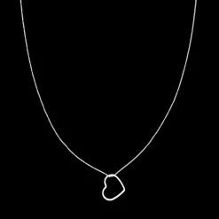 Zilverkleurige ketting met een hart