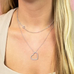 Zilverkleurige ketting met een hart