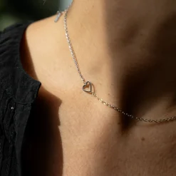 Zilverkleurige ketting met een hart