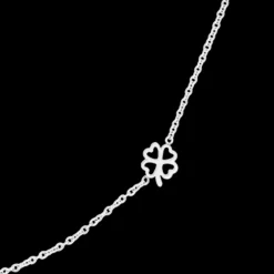 Zilverkleurige ketting met een klaver
