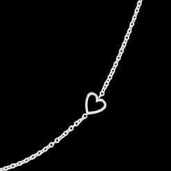 Zilverkleurige ketting met een hart