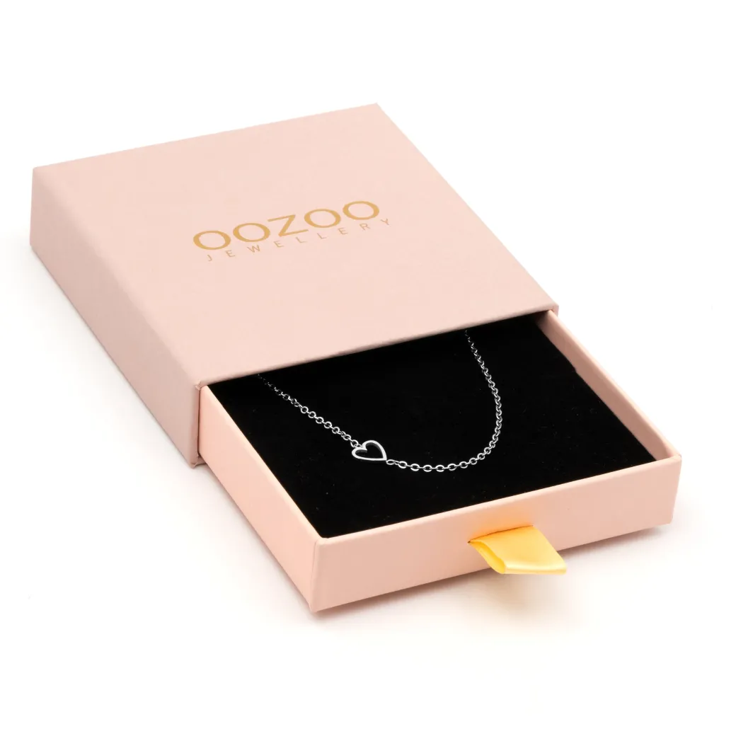 Zilverkleurige ketting met een hart