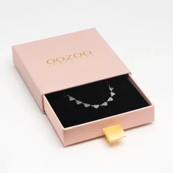 Zilverkleurige ketting met hartjes